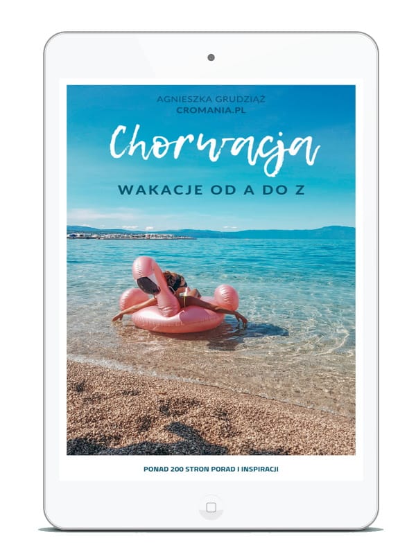 Okładka e-booka „Chorwacja – Wakacje od A do Z” – kompleksowy przewodnik zawierający ponad 220 stron informacji, praktycznych porad i wskazówek dotyczących planowania i spędzania wakacji w Chorwacji, obejmujący opisy regionów, plaż, atrakcji turystycznych oraz niezbędne informacje o dojeździe, zakwaterowaniu i lokalnej kuchni.