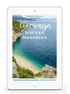 Przewodnik e-book Chorwacja Riwiera Makarska autorstwa Agnieszki Grudziąż. Na okładce rajska plaża z błękitną wodą Adriatyku, białe skały i sosny piniowe charakterystyczne dla Dalmacji.