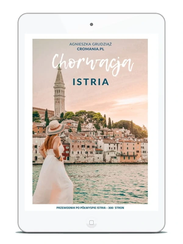 Przewodnik e-book Chorwacja Istria autorstwa Agnieszki Grudziąż. Okładka przedstawia panoramę starego miasta Rovinj z dzwonnicą kościoła św. Eufemii i kobietę w białej sukience.