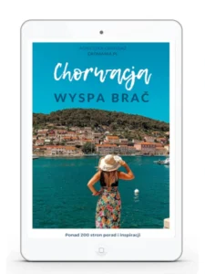 Przewodnik e-book Chorwacja Wyspa Brač autorstwa Agnieszki Grudziąż. Na okładce portowe miasteczko nad Adriatykiem i kobieta w kapeluszu patrząca na morze.