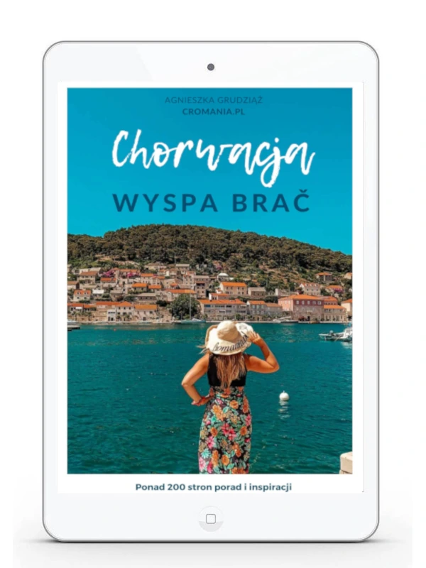 Przewodnik e-book Chorwacja Wyspa Brač autorstwa Agnieszki Grudziąż. Na okładce portowe miasteczko nad Adriatykiem i kobieta w kapeluszu patrząca na morze.