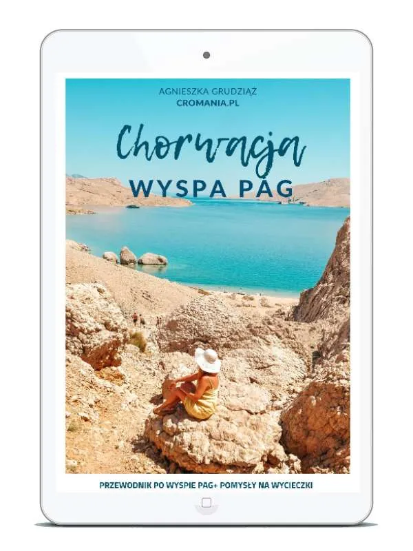 Przewodnik e-book Chorwacja: Wyspa Pag. Autorka Agnieszka Grudziąż (Cromania.pl / HelloCroatia.pl). Na okładce księżycowy krajobraz wyspy Pag, białe skały, turkusowe morze i kobieta siedząca na głazie.