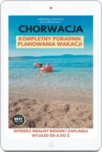 Okładka e-booka „Chorwacja. Kompletny poradnik planowania wakacji” Agnieszki Grudziąż (Cromania.pl / HelloCroatia.pl) wyświetlona na ekranie tabletu na tle plaży i morza.