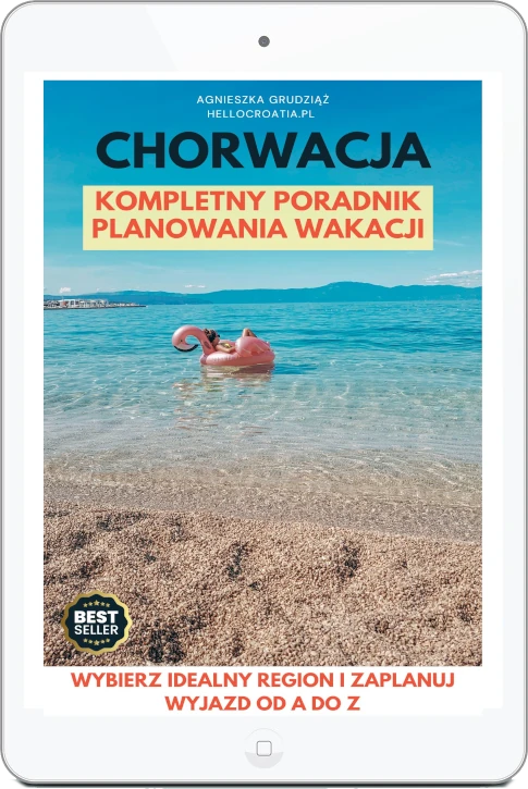 Okładka e-booka „Chorwacja. Kompletny poradnik planowania wakacji” Agnieszki Grudziąż (Cromania.pl / HelloCroatia.pl) wyświetlona na ekranie tabletu na tle plaży i morza.