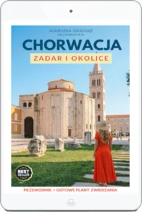 Okładka e-booka "Chorwacja: Zadar i okolice" autorstwa Agnieszki Grudziąż z hellocroatia.pl. Na zdjęciu kościół św. Donata w Zadarze i kobieta w czerwonej sukience.